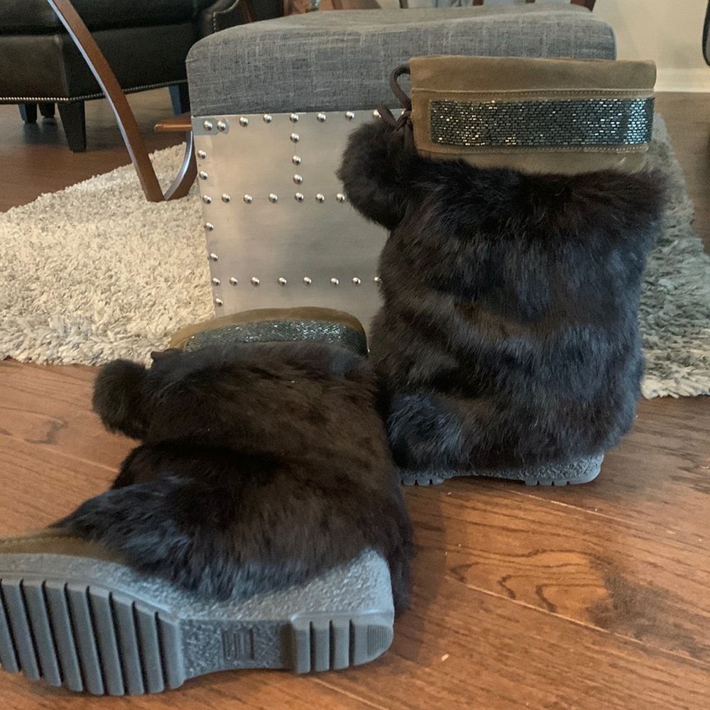 Coach suede and fur boot worn once. Perfect for skiing. Original box +packing.